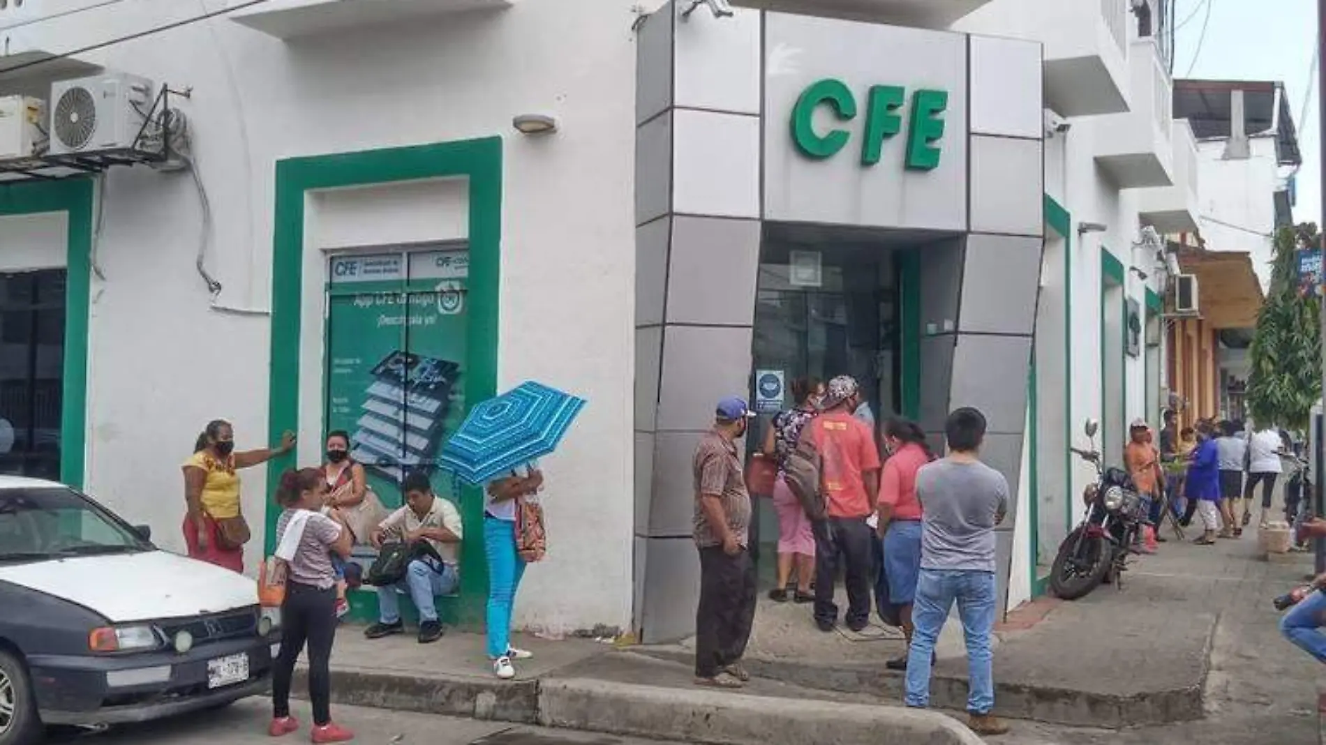 personas haciendo fila afuera de CFE